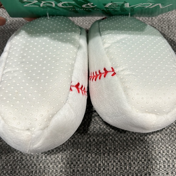 Zac and Evan toddler baseball ⚾️ slippers. Size 8. NWT - Picture 5 of 5
